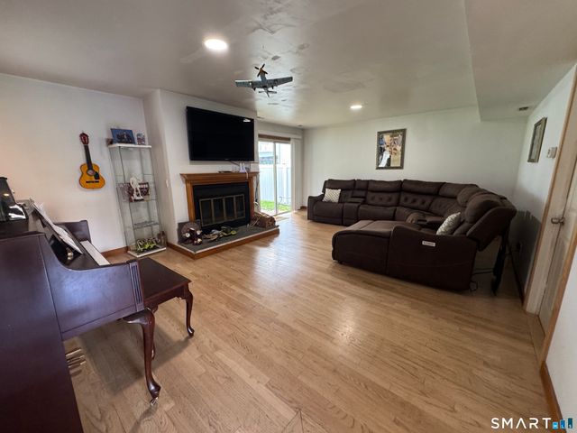 9 Oakledge Circle, Norwalk, CT 06854