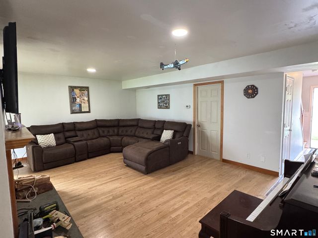 9 Oakledge Circle, Norwalk, CT 06854