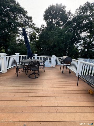 9 Oakledge Circle, Norwalk, CT 06854