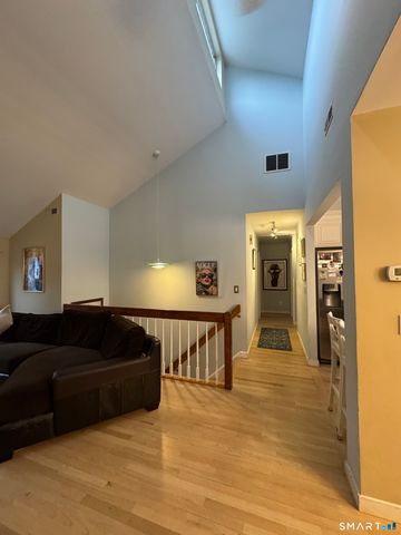 9 Oakledge Circle, Norwalk, CT 06854