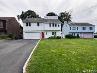 9 Oakledge Circle, Norwalk, CT 06854
