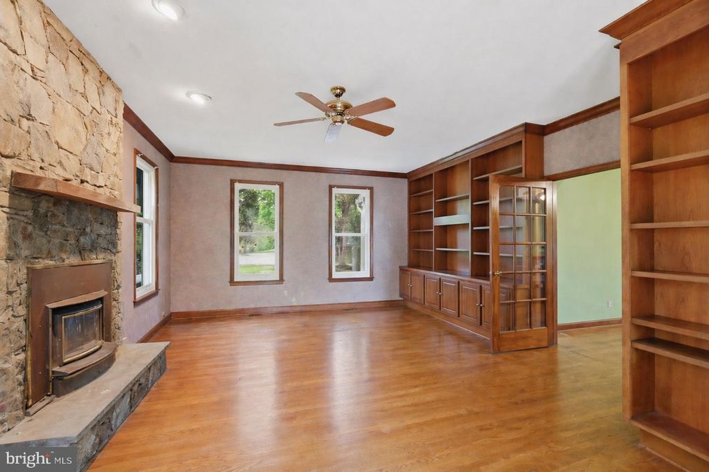 Image 21 of property listing at 22301 FLINTRIDGE DR, Brookeville, MD 20833