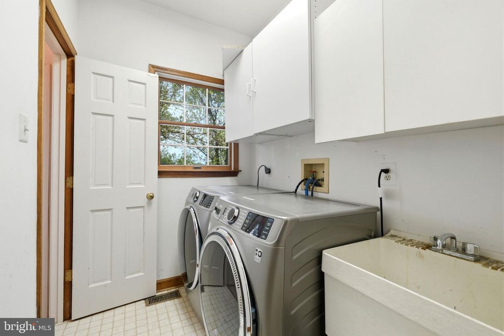 Image 28 of property listing at 22301 FLINTRIDGE DR, Brookeville, MD 20833