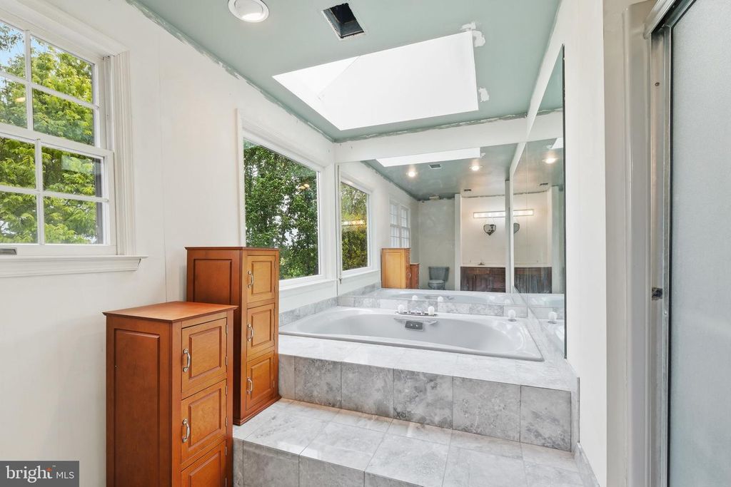 Image 37 of property listing at 22301 FLINTRIDGE DR, Brookeville, MD 20833