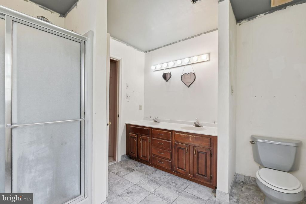 Image 39 of property listing at 22301 FLINTRIDGE DR, Brookeville, MD 20833