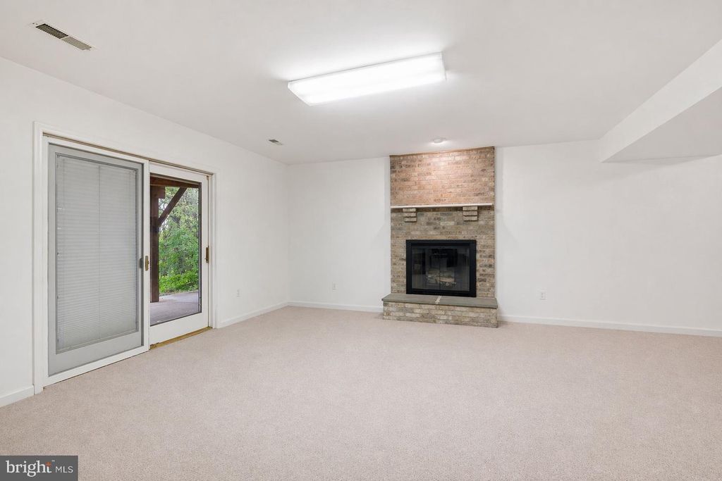 Image 47 of property listing at 22301 FLINTRIDGE DR, Brookeville, MD 20833