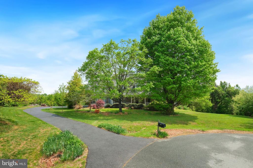 Image 5 of property listing at 22301 FLINTRIDGE DR, Brookeville, MD 20833
