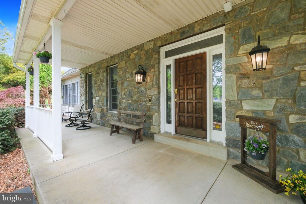 Image 6 of property listing at 22301 FLINTRIDGE DR, Brookeville, MD 20833