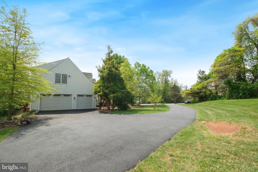 Image 63 of property listing at 22301 FLINTRIDGE DR, Brookeville, MD 20833