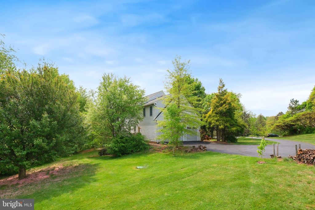 Image 64 of property listing at 22301 FLINTRIDGE DR, Brookeville, MD 20833