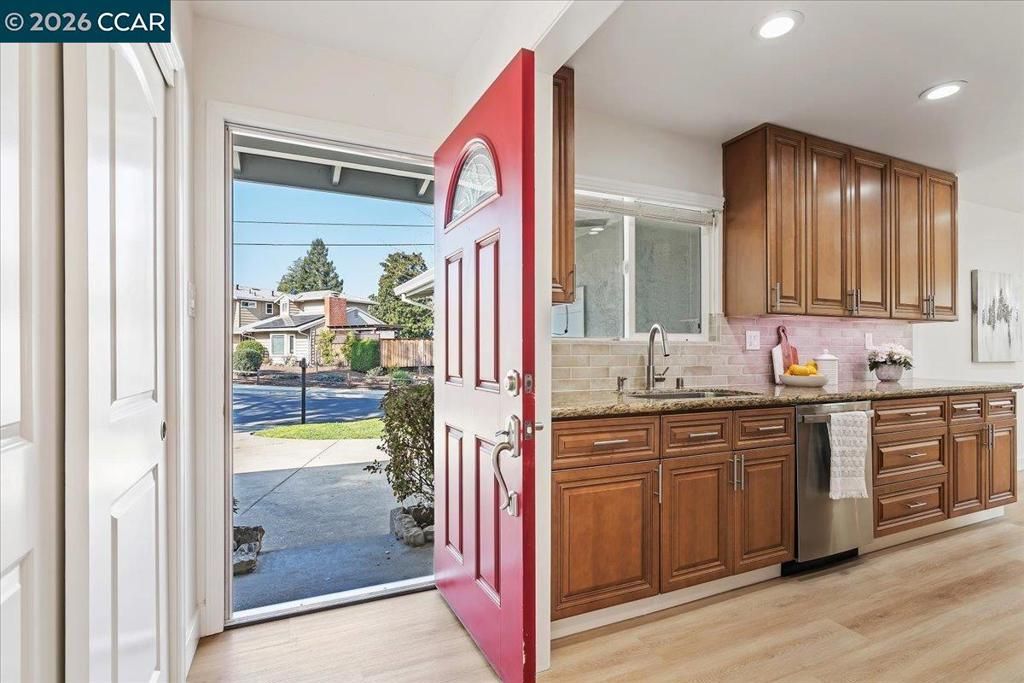 Image 2 of property listing at 407 407 Roanoke Dr, Martinez, CA 94553