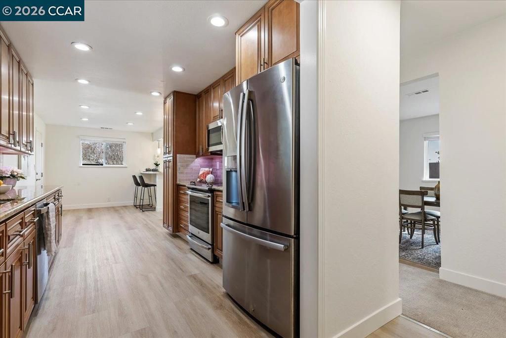 Image 4 of property listing at 407 407 Roanoke Dr, Martinez, CA 94553