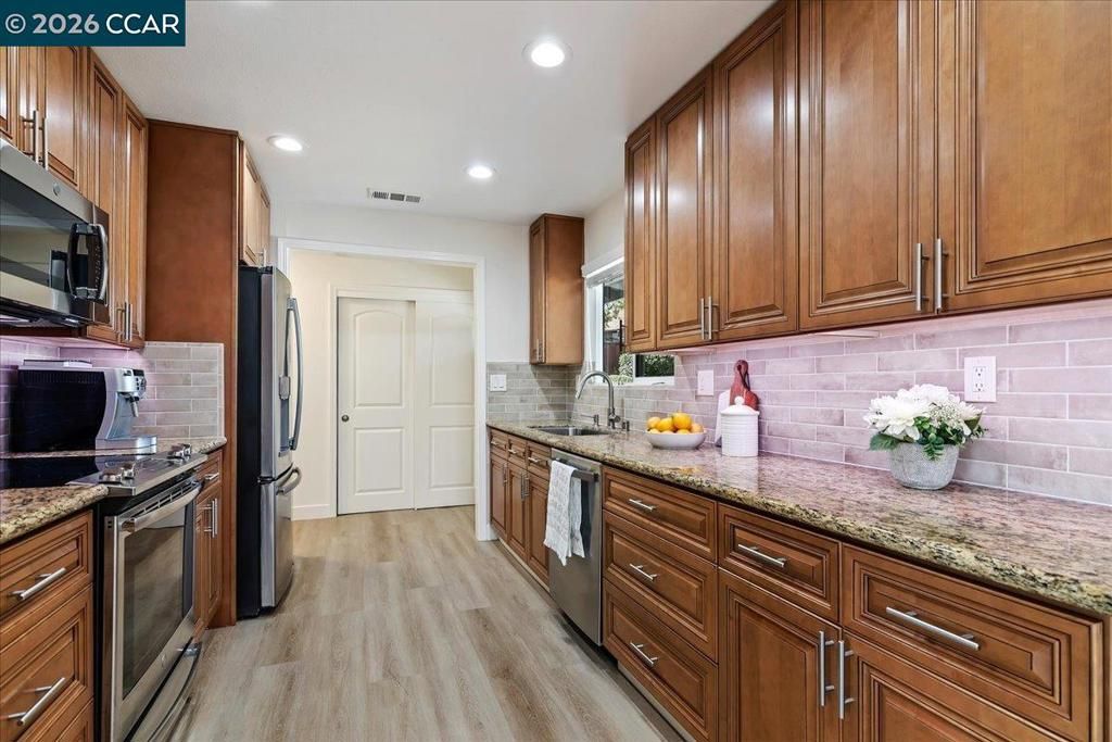 Image 6 of property listing at 407 407 Roanoke Dr, Martinez, CA 94553