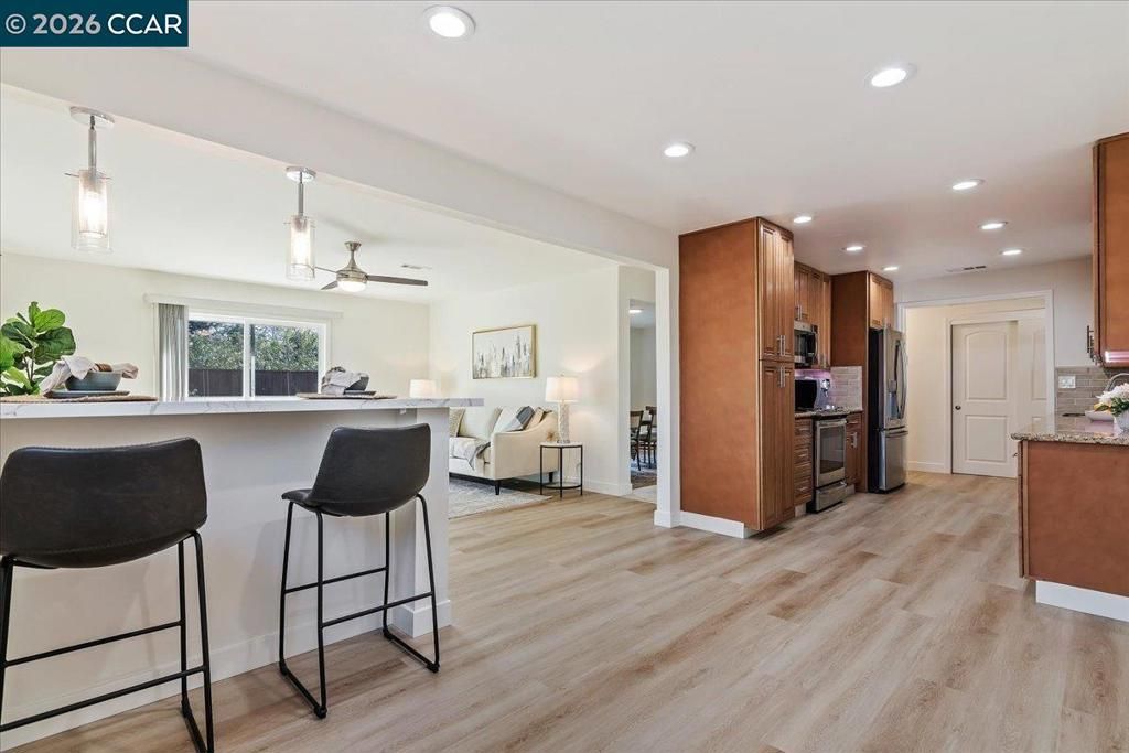 Image 8 of property listing at 407 407 Roanoke Dr, Martinez, CA 94553