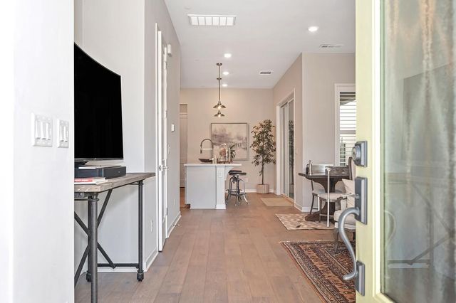 9 Fischbacher St, Sacramento, CA 95816