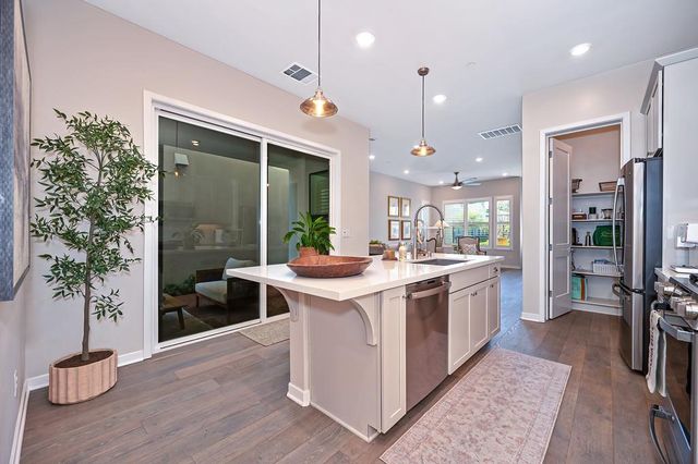 9 Fischbacher St, Sacramento, CA 95816