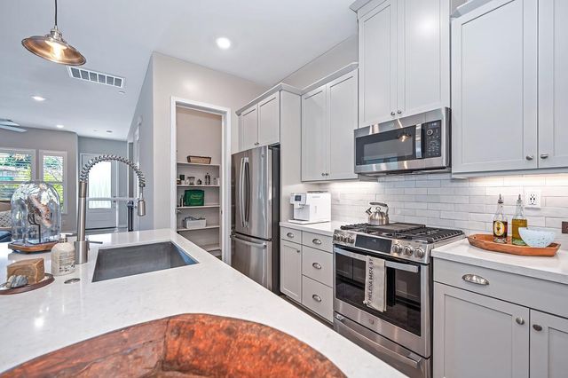 9 Fischbacher St, Sacramento, CA 95816