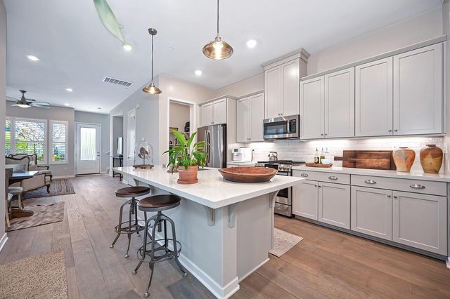 9 Fischbacher St, Sacramento, CA 95816