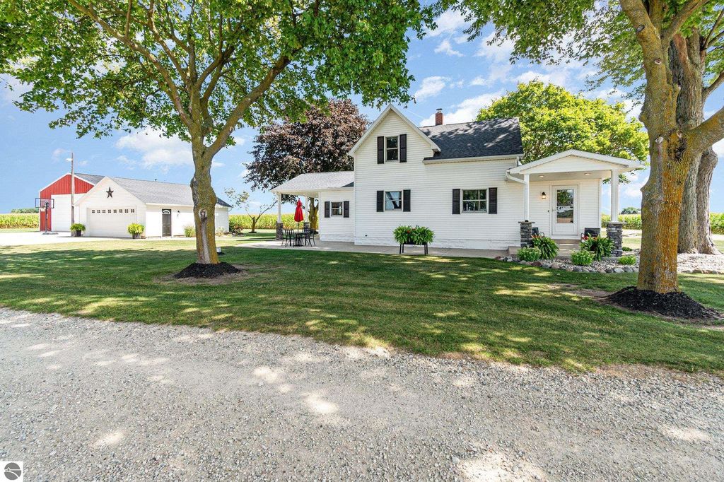 Image 2 of property listing at 10063 E Walton Road, Shepherd, MI 48883