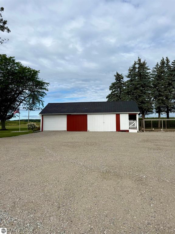 Image 35 of property listing at 10063 E Walton Road, Shepherd, MI 48883