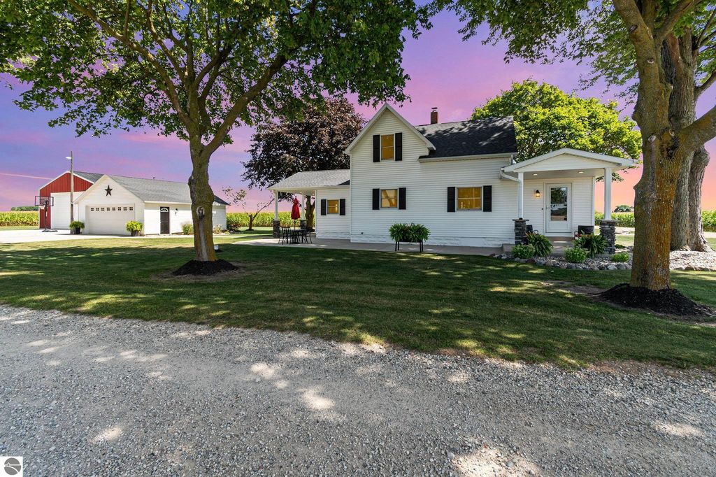 Image 7 of property listing at 10063 E Walton Road, Shepherd, MI 48883