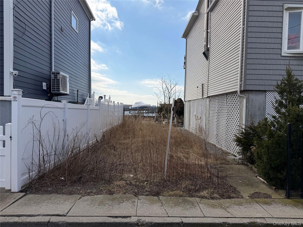 308 E 8th Road, Broad Channel, NY 11693