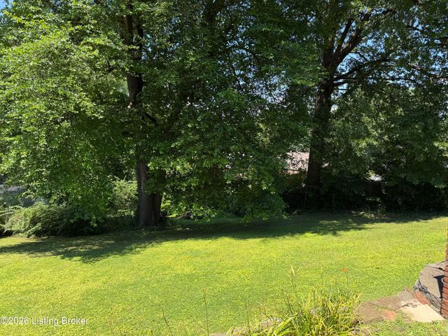 1613 Eskridge Ln, Louisville, KY 40216