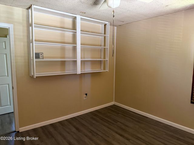 1613 Eskridge Ln, Louisville, KY 40216