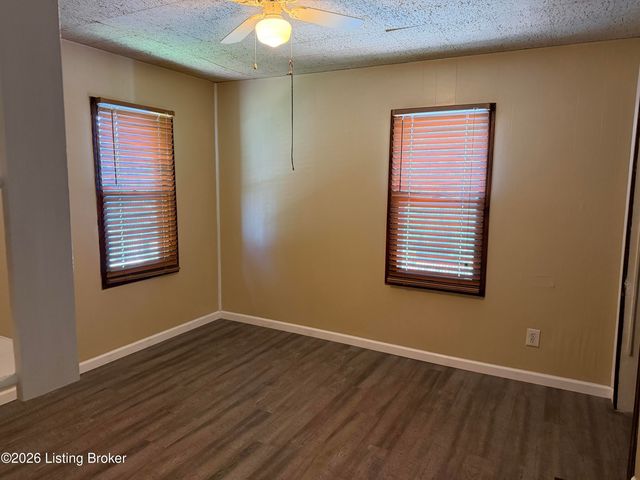 1613 Eskridge Ln, Louisville, KY 40216