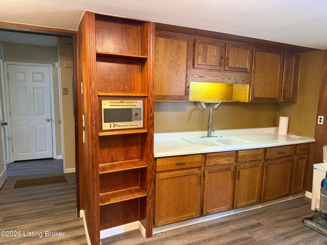 1613 Eskridge Ln, Louisville, KY 40216