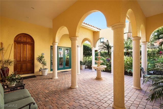 2741 Medallist LN, Naples, FL 34109