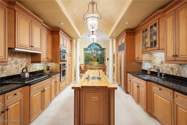 2741 Medallist LN, Naples, FL 34109