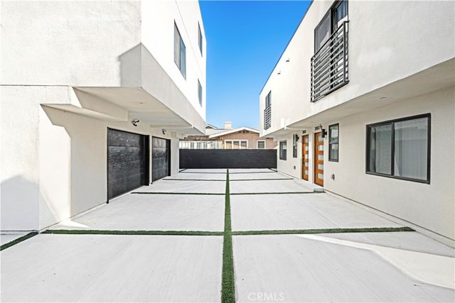 2002 Hillcrest Drive, Los Angeles, CA 90016