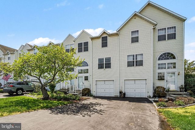 2020 DAYBREAK CIR, Harrisburg, PA 17110