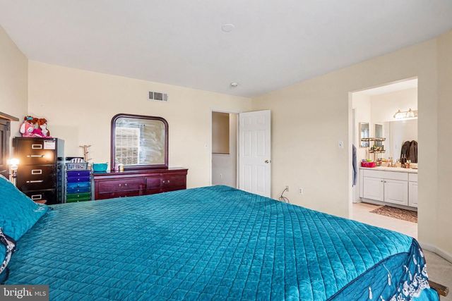 2020 DAYBREAK CIR, Harrisburg, PA 17110