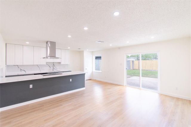 3906 Knotty Oaks Trail, Houston, TX 77045