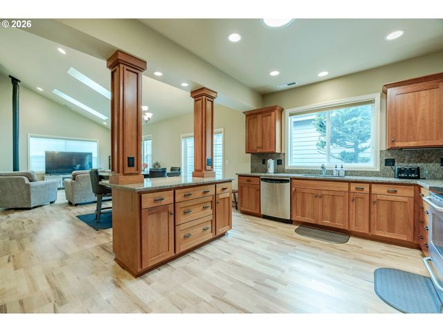 3128 LAKE CREST Dr, Eugene, OR 97408