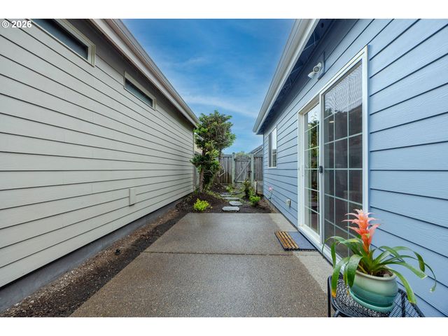 3128 LAKE CREST Dr, Eugene, OR 97408