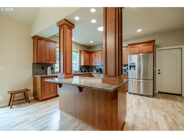 3128 LAKE CREST Dr, Eugene, OR 97408