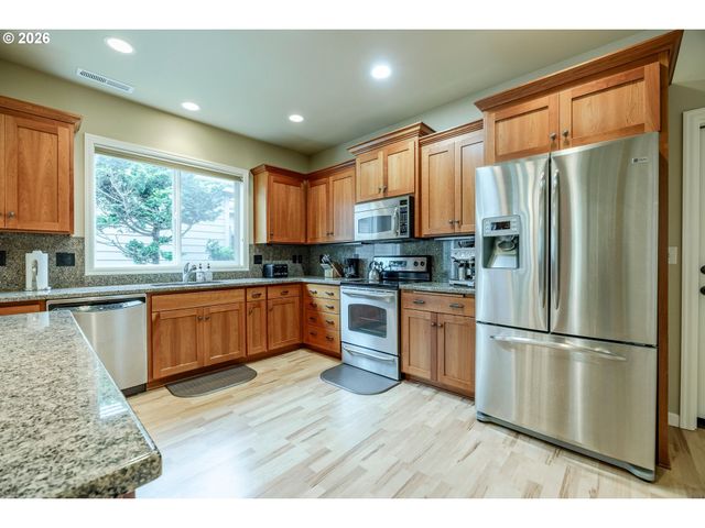 3128 LAKE CREST Dr, Eugene, OR 97408