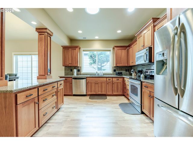 3128 LAKE CREST Dr, Eugene, OR 97408