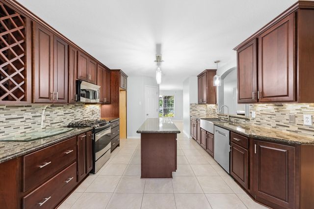 7909 Silver Oak Drive, Texas City, TX 77591