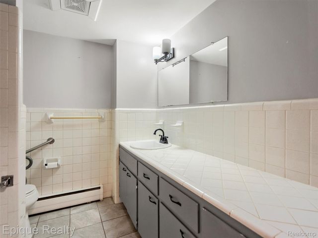 2915 W 13 Mile Road 101, Royal Oak, MI 48073