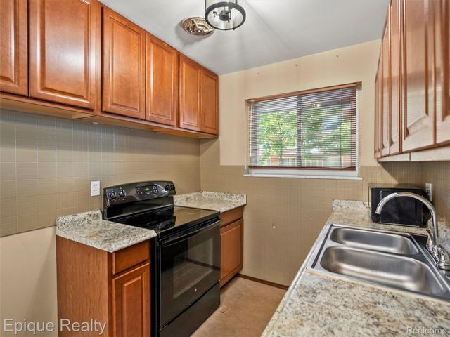 2915 W 13 Mile Road 101, Royal Oak, MI 48073