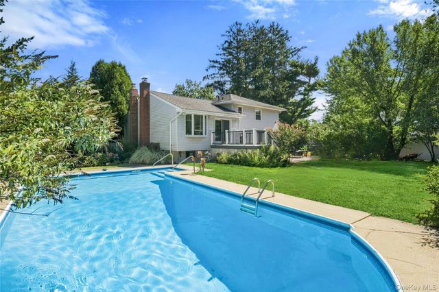 19 W Farms Lane, Commack, NY 11725