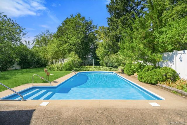 19 W Farms Lane, Commack, NY 11725