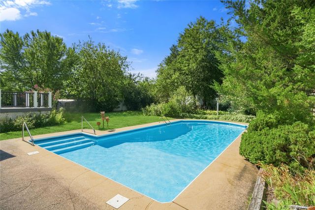 19 W Farms Lane, Commack, NY 11725