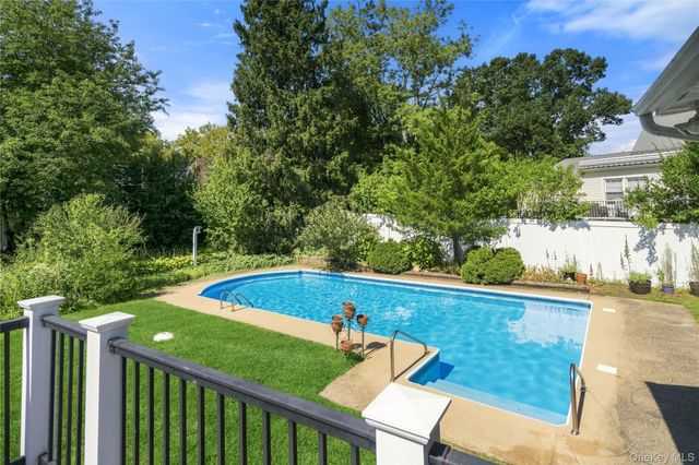 19 W Farms Lane, Commack, NY 11725