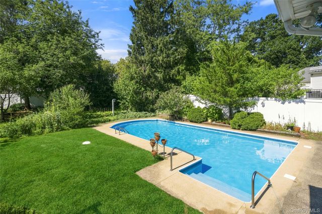 19 W Farms Lane, Commack, NY 11725