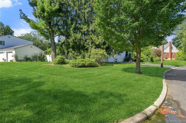 19 W Farms Lane, Commack, NY 11725